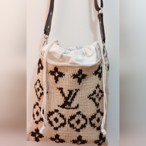 Louis Vuitton Beige Knit Crossbody Bag With LV Logo Front/Back - Picture 2 of 6